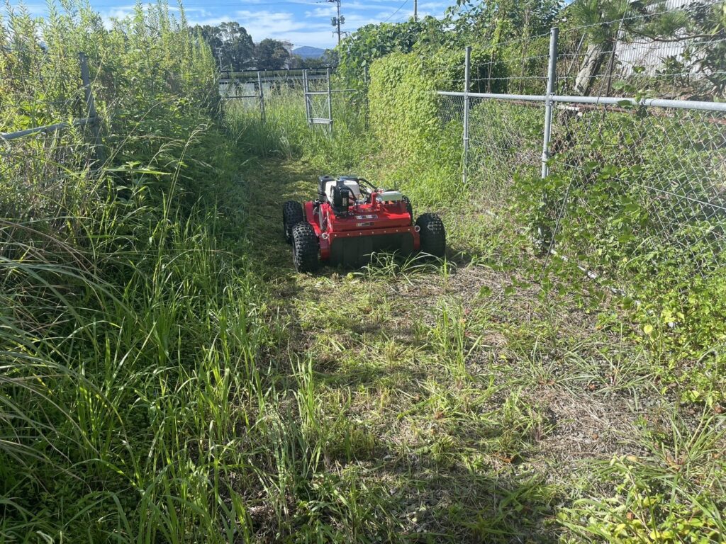 リモコン式自走草刈機による作業